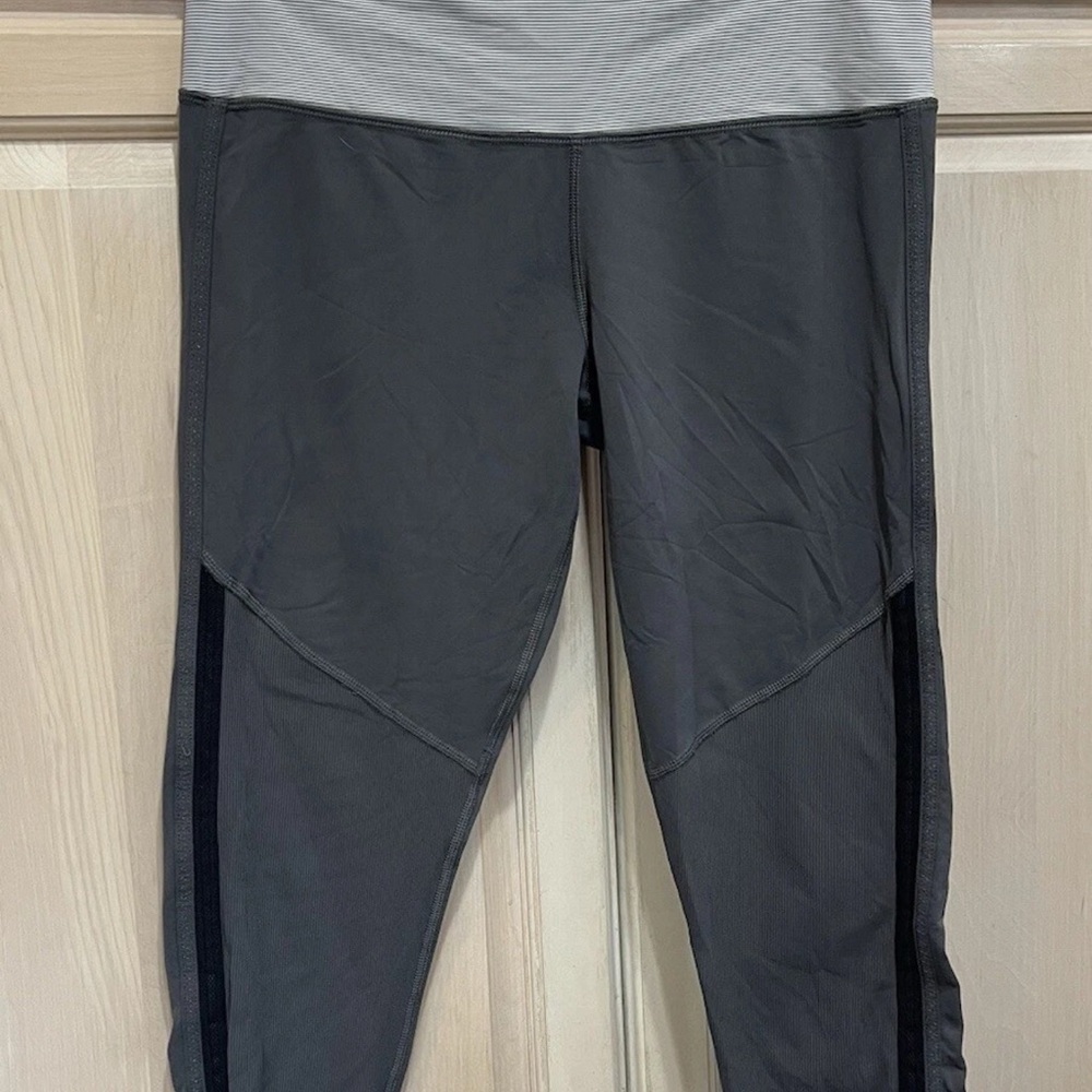 Lululemon Women’s Gray and Black Cropped Leggings Size 2